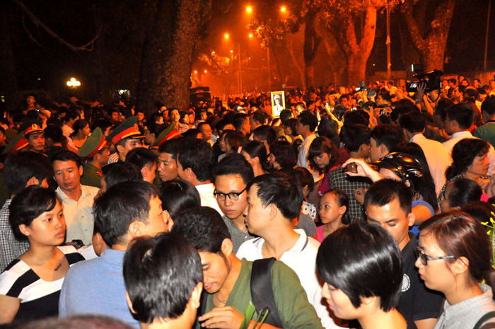 Dòng người vẫn chật kín con phố Hoàng Diệu