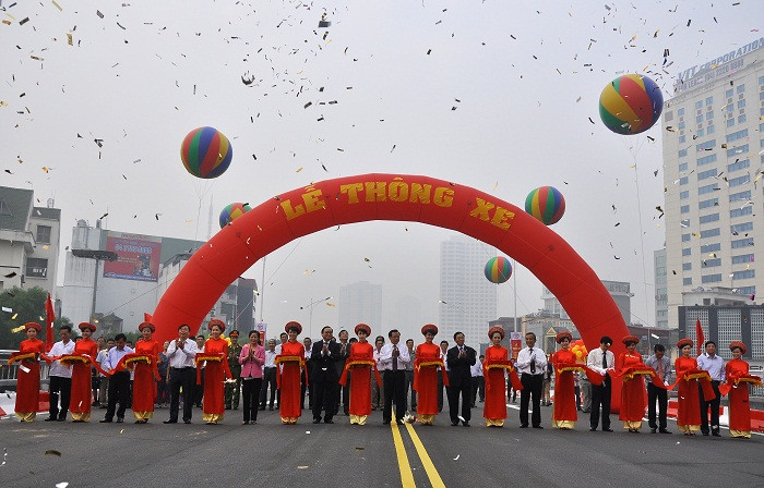 Lãnh đạo TP.Hà Nội cắt băng khánh thành thông xe cầu vượt tại nút giao thông Nguyễn Chí Thanh – Liễu Giai. Lãnh đạo TP.Hà Nội cắt băng khánh thành thông xe cầu vượt tại nút giao thông Nguyễn Chí Thanh – Liễu Giai.