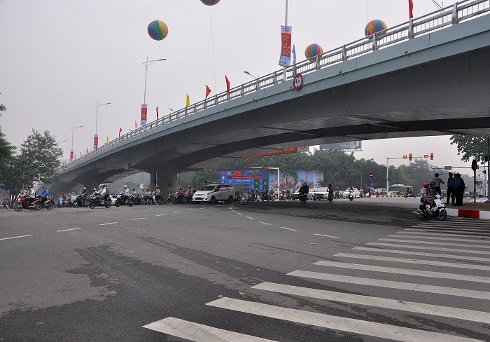 Các phương tiện lưu thông dưới cầu vượt phải tuân thủ theo đèn tín hiệu giao thông, biển hướng dẫn, biển báo khi qua nút giao. Các phương tiện lưu thông dưới cầu vượt phải tuân thủ theo đèn tín hiệu giao thông, biển hướng dẫn, biển báo khi qua nút giao.