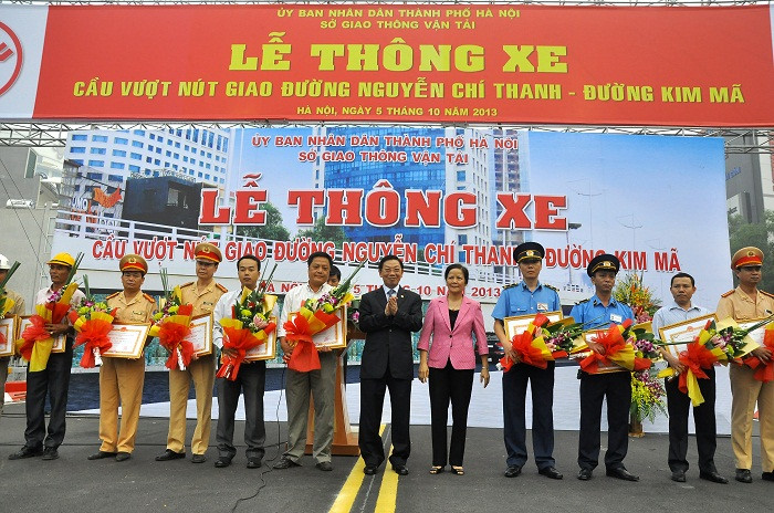 Trong buổi lễ nhiều cá nhân, tổ chức được khen tặng danh hiệu thi đua xuất sắc. Trong buổi lễ nhiều cá nhân, tổ chức được khen tặng danh hiệu thi đua xuất sắc.