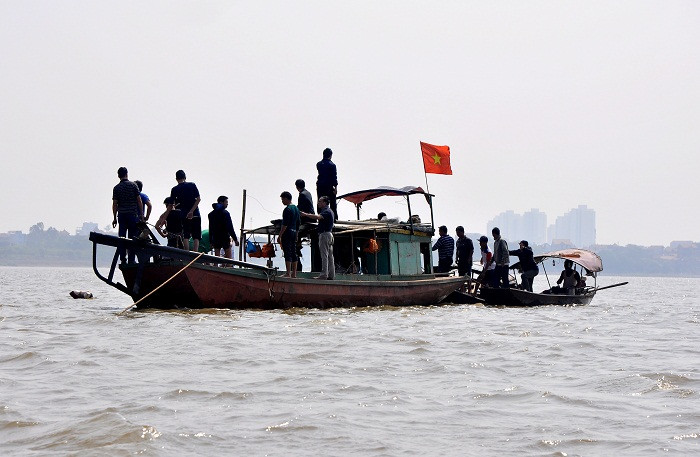 Chiếc thuyền chở đoàn thợ lặn và một số cán bộ của các cơ quan chức năng trên sông Hồng đang làm nhiệm vụ tìm kiếm xác nạn nhân. Chiếc thuyền chở đoàn thợ lặn và một số cán bộ của các cơ quan chức năng trên sông Hồng đang làm nhiệm vụ tìm kiếm xác nạn nhân.