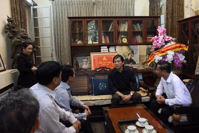 Anh Võ Hồng Nam (áo đen), con trai út của Đại tướng đang nói chuyện