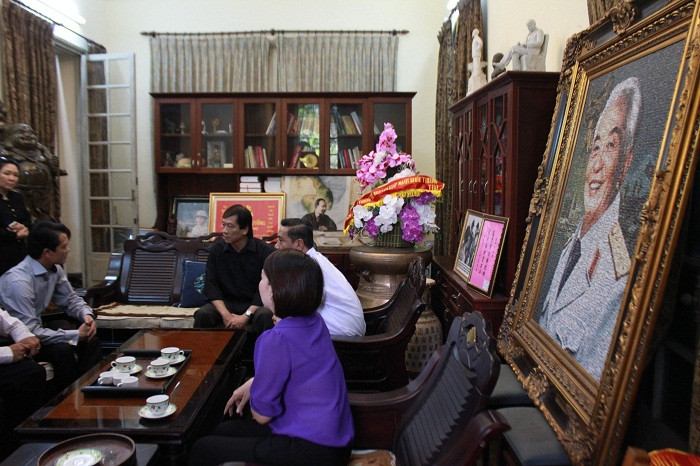 Những bức ảnh lớn hình Đại tướng đang nở nụ cười rạng rỡ