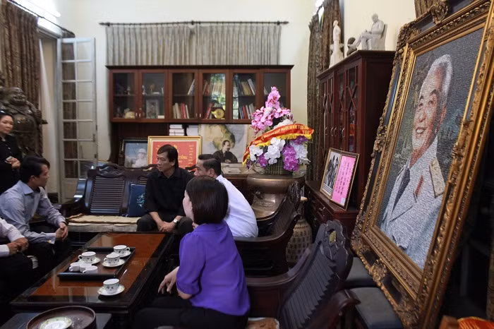 Những bức ảnh lớn hình Đại tướng đang nở nụ cười rạng rỡ