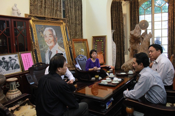 Phòng khách nhà Đại tướng hôm nay đón nhiều khách tới chia buồn