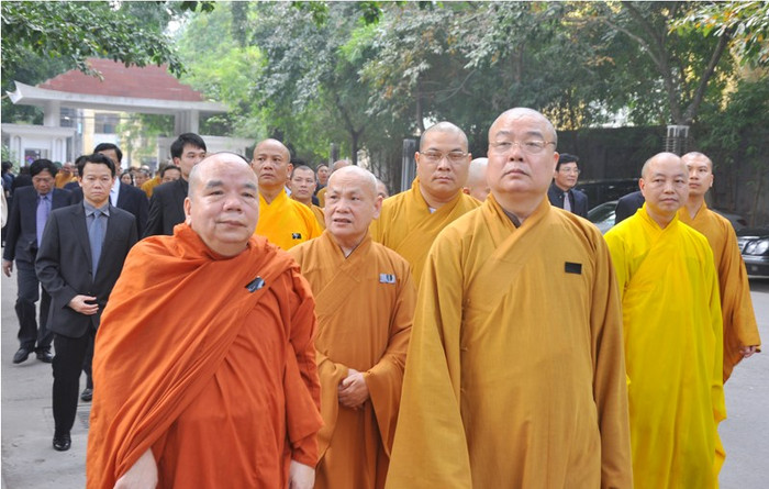 Các tổ chức, đoàn thể vẫn tiến dần về khu vực lễ tang