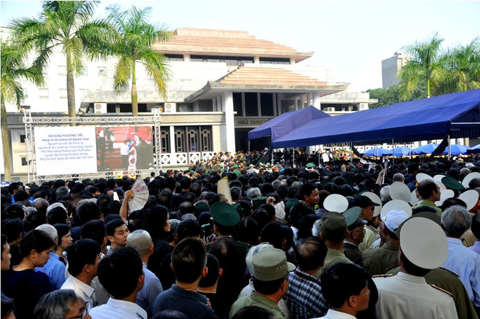 Khu vực trước nhà tang lễ đông kín các đoàn người đợi vào viếng Đại tướng Võ Nguyên Giáp.
