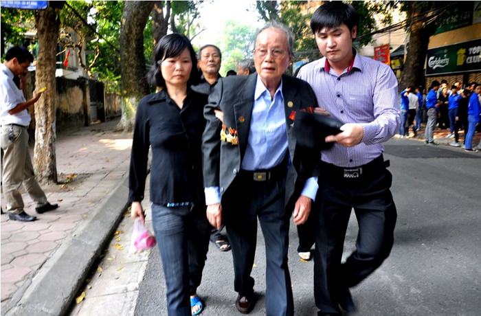 Những cá nhân, thương binh cũng cố gắng đến để gặp linh cữu của cụ.