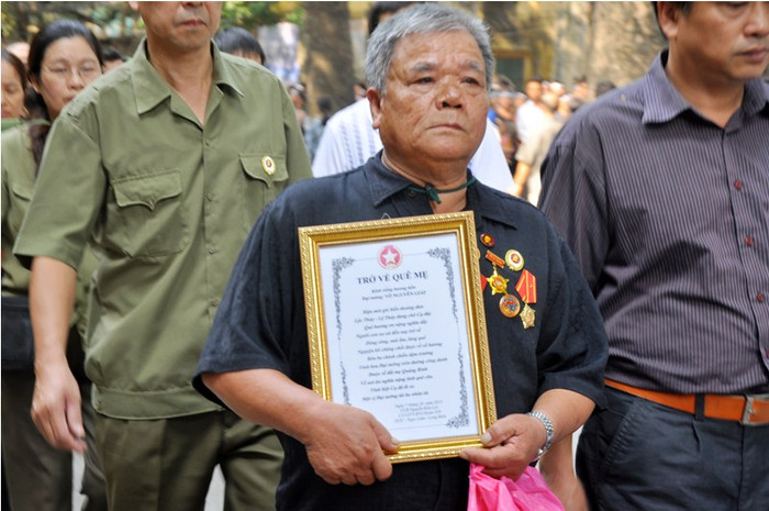 Những bài thơ mang đến phúng viếng Đại tướng.