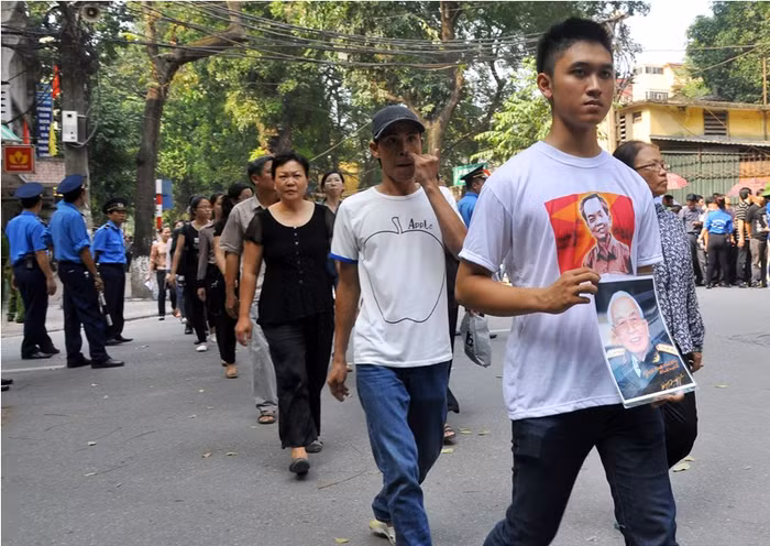 Ảnh Đại tướng cũng được giới trẻ in trên những chiếc áo để tỏ tấm lòng thành kính.