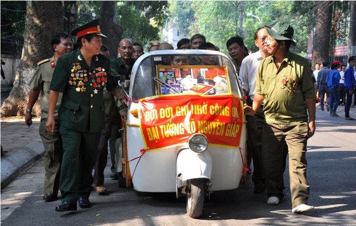 Đoàn cựu chiến binh ATK (Bảo vệ an toàn khu Việt Bắc)… tiến về nhà tang lễ để làm Lễ viếng Đại tướng.