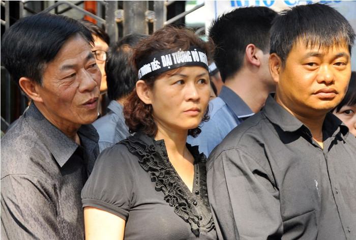 Băng tang in chữ Đại tướng Võ Nguyên Giáp cũng được đeo trên đầu