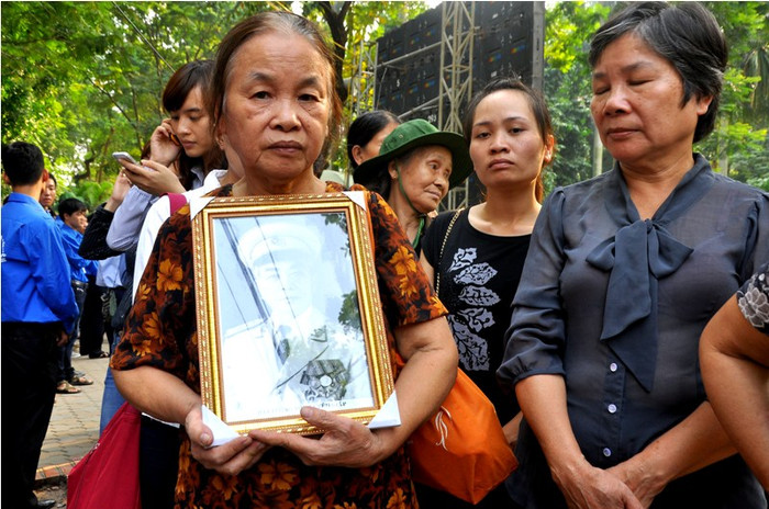 Đi lên Hà Nội từ lúc 7 giờ sáng, bà Phạm Thị Nguyện, 75 tuổi thấy vô cùng thương tiếc trước sự ra đi của Đại tướng. Bà chưa một lần gặp Đại tướng nhưng đã có một lần được phục vụ đoàn của Đại tướng trong buổi về thăm tỉnh Thái Bình nhũng năm 60 của thế kỉ trước.