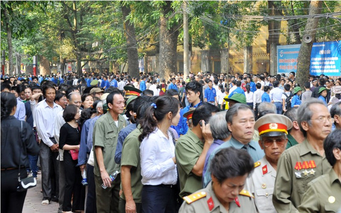 Dòng người vẫn tiếp tục tăng lên, con phố Tăng Bạch Hổ… hàng chục vạn đồng bào vẫn đang đợi tới lượt vào viếng Đại tướng.