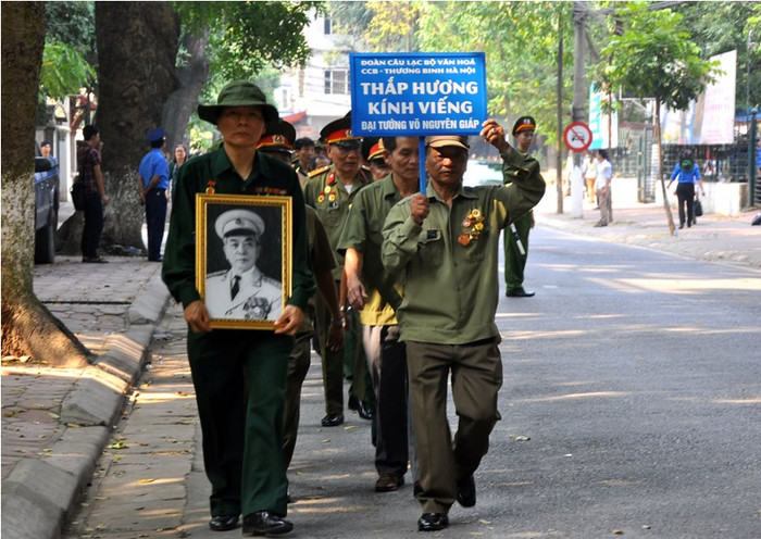 Đoàn câu lạc bộ văn hóa cựu chiến binh – binh Hà Nội bê ảnh Đại tướng tiến về khu vực Lễ tang.