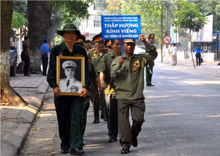Đoàn câu lạc bộ văn hóa cựu chiến binh – binh Hà Nội bê ảnh Đại tướng tiến về khu vực Lễ tang.