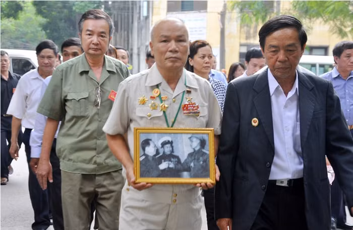 Các đoàn cựu chiến binh từ nhiều tỉnh thành trong nước chiều nay cũng đã đến viếng Đại tướng Võ Nguyên Giáp.