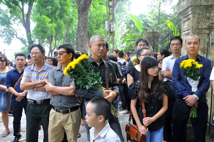 Trước đó, khi biết thông tin gia đình Đại tướng Võ Nguyên Giáp đón khách viếng thăm tại nhà riêng 30 Hoàng Diệu, rất đông người dân đến rất sớm, đứng chờ ở cổng để được vào kính viếng.