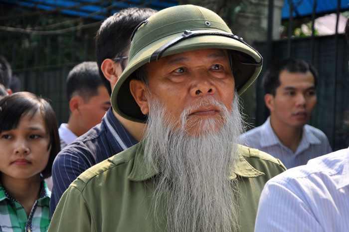 Người lính già đôi mắt đỏ hoe...