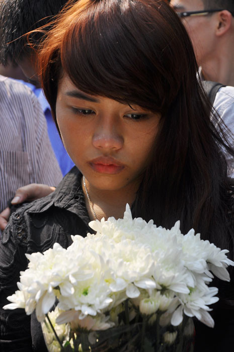 Cô gái trẻ với niềm tiếc thương vô hạn...