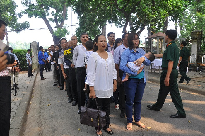 Đúng 14h30, cánh cổng nhà Đại tướng rộng mở đón những người khách đầu tiên.