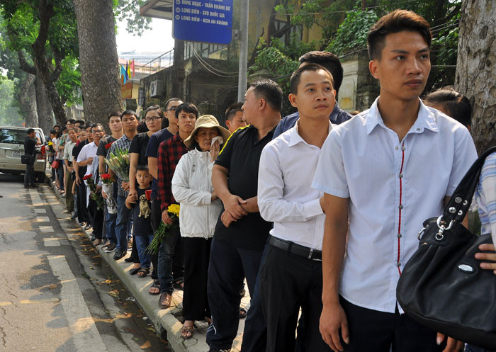 Dòng người xếp hàng dài, trang nghiêm trên phố...