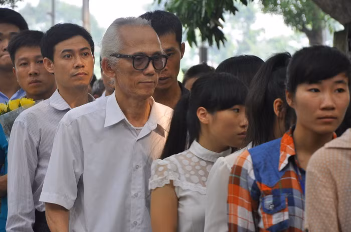 Tất cả mọi thế hệ đều hội tụ về đây trong lòng tiếc thương vô hạn...