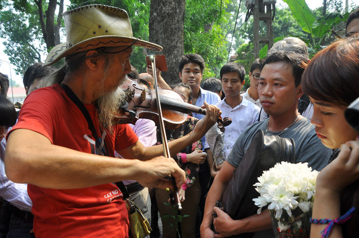 Nhạc sĩ đường phố Tạ Trí Hải tưởng nhớ Đại tướng bằng giai điệu bản nhạc "Hồn tử sĩ".