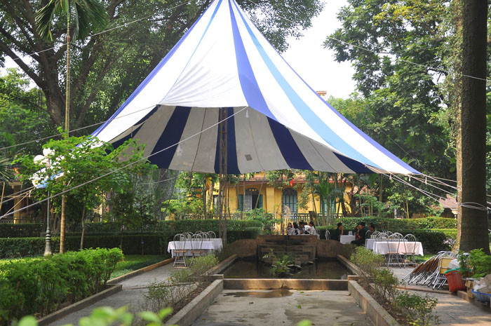 Nơi đón tiếp đồng bào vào thăm viếng trong khuôn viên nhà Đại tướng. Nơi đón tiếp đồng bào vào thăm viếng trong khuôn viên nhà Đại tướng.