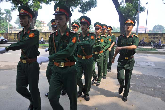 Đoàn cảnh vệ thực hiện nhiệm vụ trước giờ người dân vào viếng Đại tướng. Đoàn cảnh vệ thực hiện nhiệm vụ trước giờ người dân vào viếng Đại tướng.