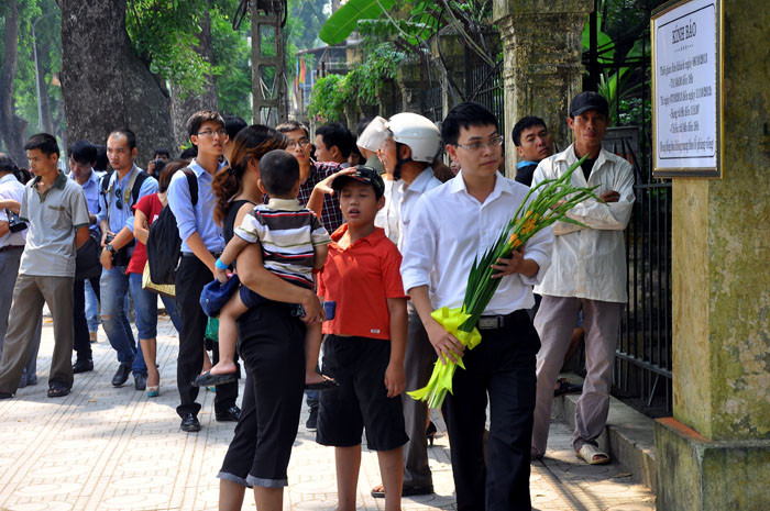 Càng đến giờ vào viếng, dòng người càng đông hơn. Càng đến giờ vào viếng, dòng người càng đông hơn.