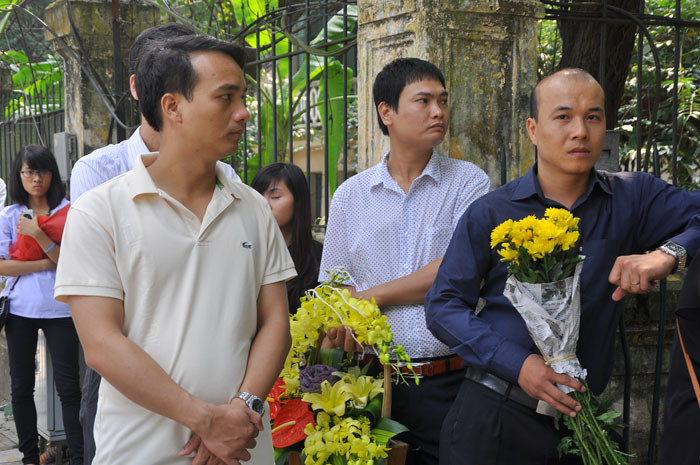 Tuy nhiên, với lòng tiếc thương vô hạn vị anh hùng của dân tộc, nhiều người vẫn mang hoa mong chờ đến giờ được vào thăm viếng ngôi nhà Đại tướng ở suốt những năm cuối đời. Tuy nhiên, với lòng tiếc thương vô hạn vị anh hùng của dân tộc, nhiều người vẫn mang hoa mong chờ đến giờ được vào thăm viếng ngôi nhà Đại tướng ở suốt những năm cuối đời.