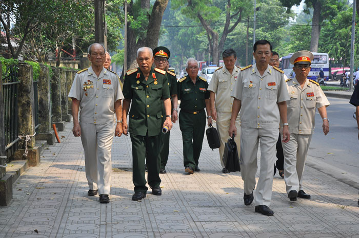 Các cựu chiến binh cũng đến thăm hỏi gia đình Đại tướng. Các cựu chiến binh cũng đến thăm hỏi gia đình Đại tướng.