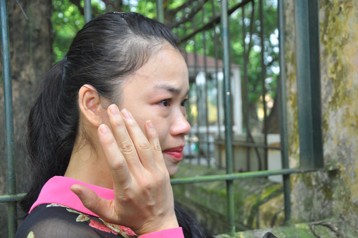 Ánh mắt tiếc thương vị anh hùng dân tộc hằn lên trong cái nhìn của cô gái trẻ. Ánh mắt tiếc thương vị anh hùng dân tộc hằn lên trong cái nhìn của cô gái trẻ.