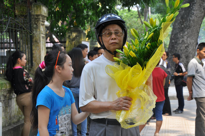 Hai ông cháu này mang hoa đứng đợi trước cổng nhà riêng Đại tướng từ rất sớm. Hai ông cháu này mang hoa đứng đợi trước cổng nhà riêng Đại tướng từ rất sớm.