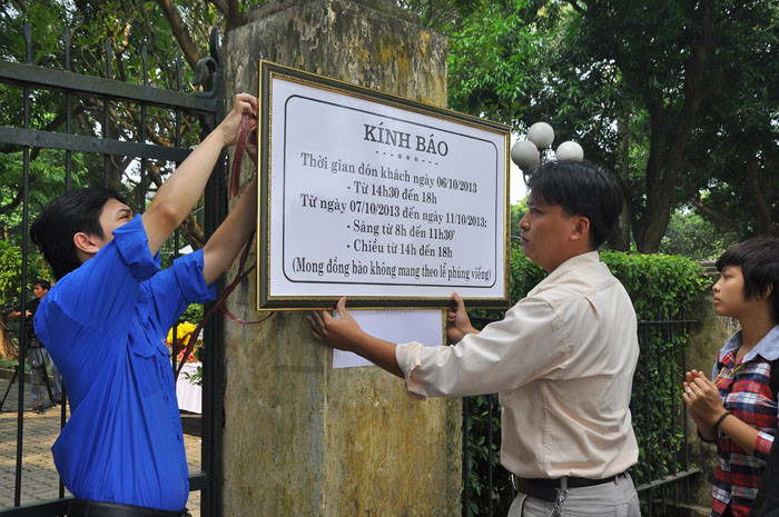 Theo thông báo của gia đình Đại tướng Võ Nguyên Giáp, 2giờ30phút chiều nay, đồng bào được vào thăm viếng Đại tướng tại nhà riêng của ông (30 Hoàng Diệu, Hà Nội). Thông báo ghi rõ:"Mong đồng bào không mang theo lễ phúng viếng". Theo thông báo của gia đình Đại tướng Võ Nguyên Giáp, 2giờ30phút chiều nay, đồng bào được vào thăm viếng Đại tướng tại nhà riêng của ông (30 Hoàng Diệu, Hà Nội). Thông báo ghi rõ:"Mong đồng bào không mang theo lễ phúng viếng".