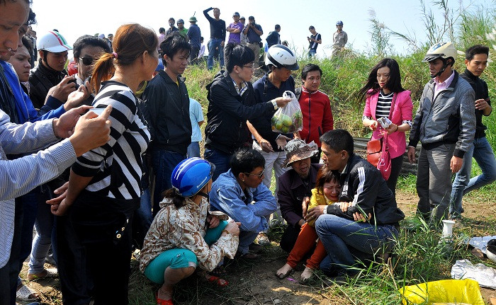 Sau khi có biểu hiện “nhập hồn” vào "nhà ngoại cảm", người phụ nữ này đã khóc nức nở bên cạnh anh Huy (chồng chị Huyền). Sau khi có biểu hiện “nhập hồn” vào "nhà ngoại cảm", người phụ nữ này đã khóc nức nở bên cạnh anh Huy (chồng chị Huyền).