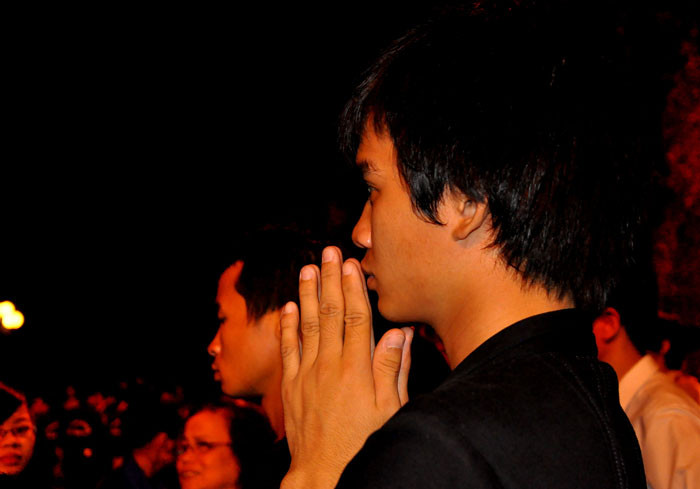 Nhiều người thì lại lặng lẽ chắp tay khấn vái hương hồn Đại tướng trước cổng.