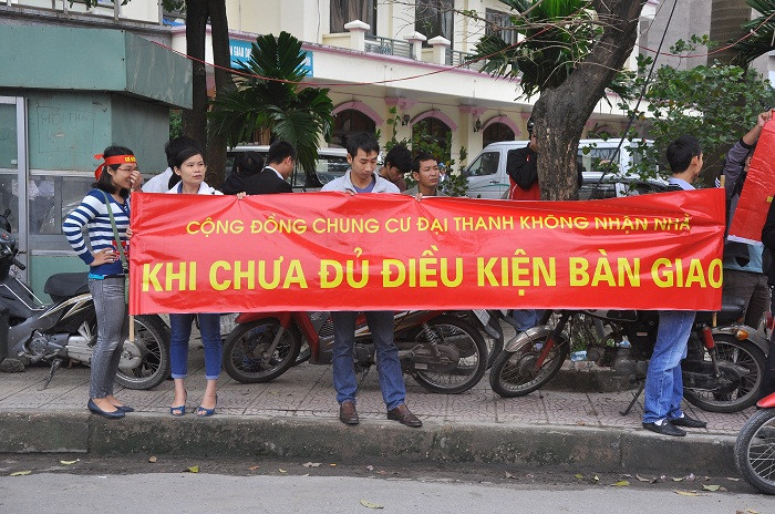 Khách hàng căng bảng chữ đòi chủ đầu tư ra giải quyết kiến nghị và những thắc mắc trước khi giao nhà Khách hàng căng bảng chữ đòi chủ đầu tư ra giải quyết kiến nghị và những thắc mắc trước khi giao nhà