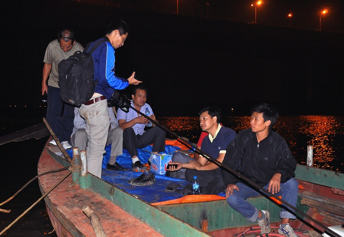 Sau khi khoanh vùng tìm kiếm, đội lặn cũng đã về thuyền nghỉ ngơi và tiếp tục công việc tìm kiếm trong sáng sớm ngày mai.