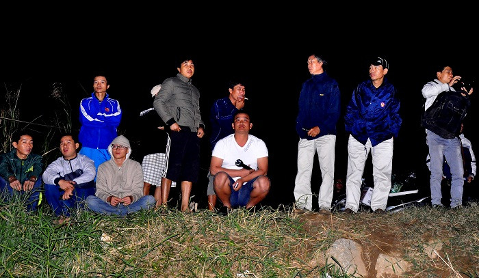 Người nhà, bạn bè... tập trung trên bãi cát sông Hồng dưới chân cầu Thanh Trì ngóng chờ tin