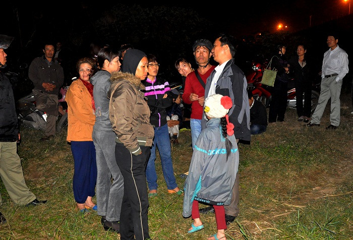 Những nét mặt buồn sầu mong mỏi của người nhà nạn nhân