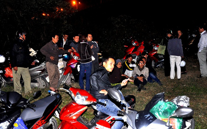 Tất cả cùng hướng ra phía sông để mong ngóng tin tìm kiếm xác nạn nhân