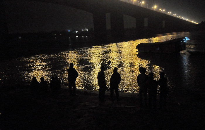 Dòng sông vẫn lặng lẽ và lòng người vẫn đang mong ngóng về xác nạn nhân được tìm thấy và được về nơi an nghỉ.