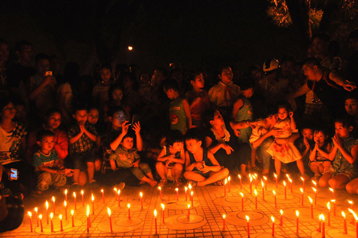 Nến được thắp sáng để cùng tưởng nhớ công lao của vị anh hùng dân tộc.