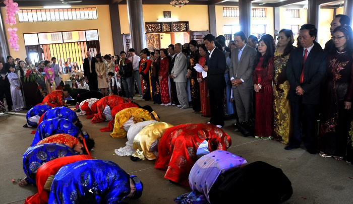 Các bạn trẻ cũng hướng về phía những người thân là bố mẹ, anh chị để bái lậy thể hiện lòng biết ơn.