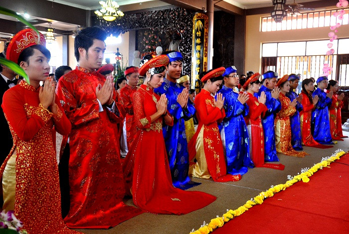 14 đôi tân duyên quỳ trước Tam bảo