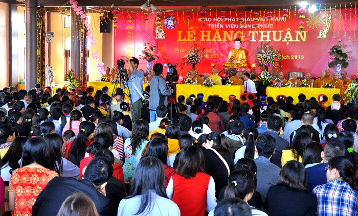 Mọi người cùng khấn nguyện cầu “an lành trong mỗi giây mỗi phút” cho 14 cặp tân duyên.