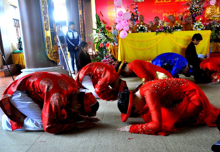 Cùng bái lậy nhau để tò lòng tôn trọng và thành kính với nhau, nguyện sống bên nhau trọn đời.
