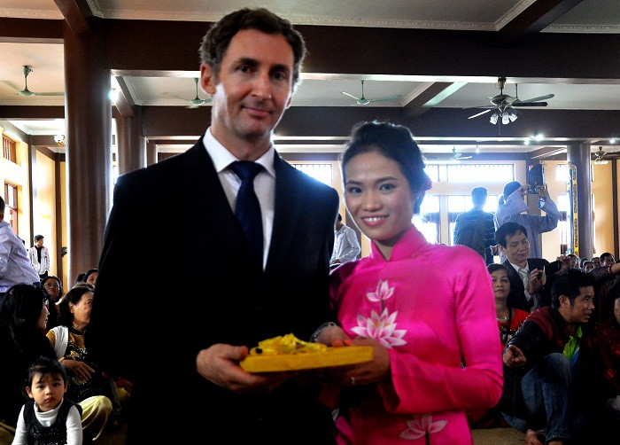 Đôi tân duyên Phương Hoa và Thomas Edward Wallace Rulyin cũng vô cùng hạnh phúc và vui mừng vì được tham dự buổi lễ kết hôn mang đậm văn hóa Phật giáo Việt này.